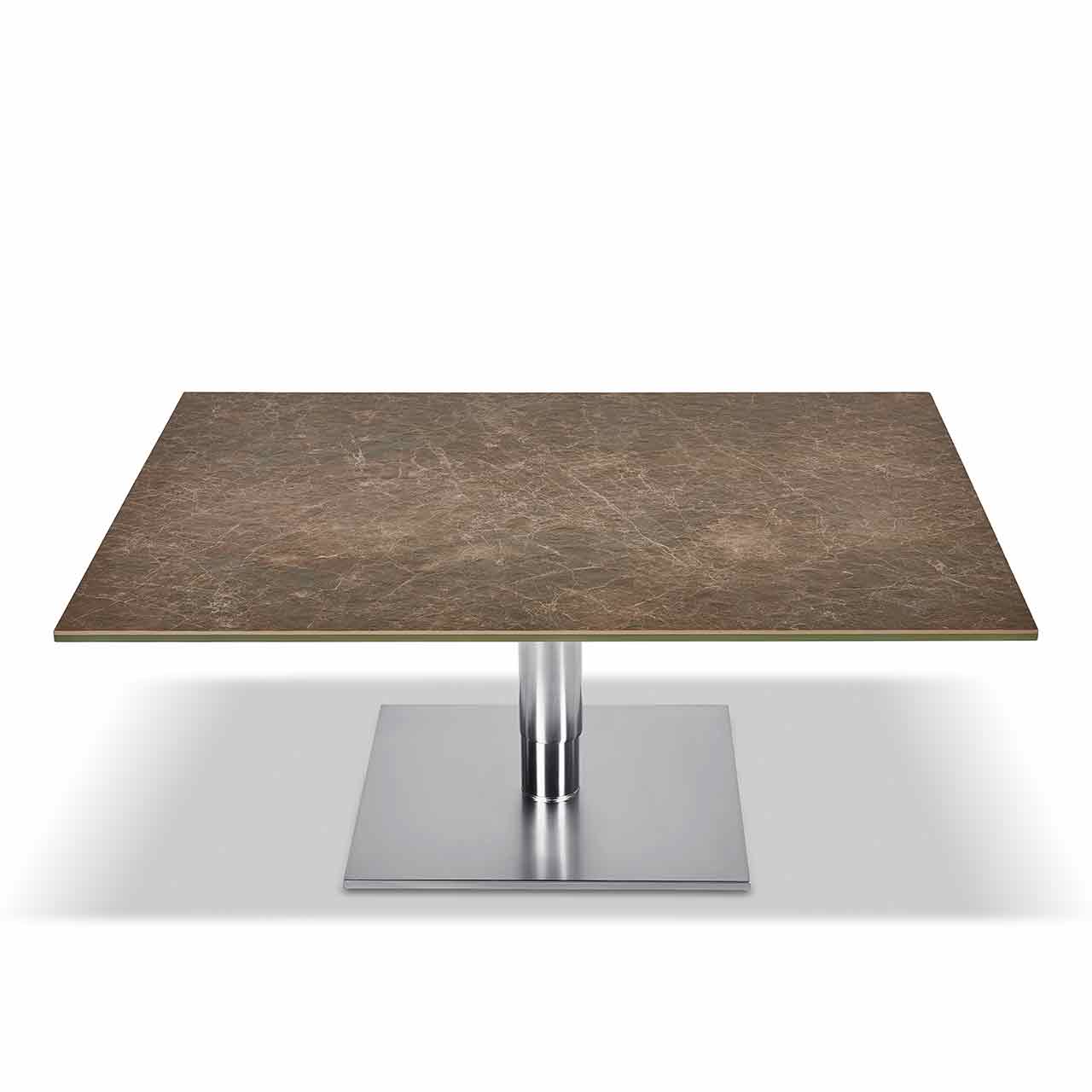 Couchtisch mit eckiger Marmor-farbiger Tischplatte auf eckiger Bodenplatte aus Edelstahl. Tisch runtergefahren.