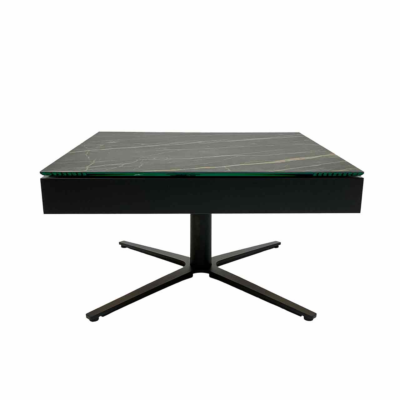 Ronald Schmitt – Couchtisch Janos K 469 | Tischplatte Keramik Noir Desire, Sockel Sternfuß schwarz, geschlossen Stauraum-Couchtisch mit rechteckiger dunkler Keramik-Tischplatte auf schwarzem Korpus. Platte geschlossen. Schwarzer sternförmiger Fuß.