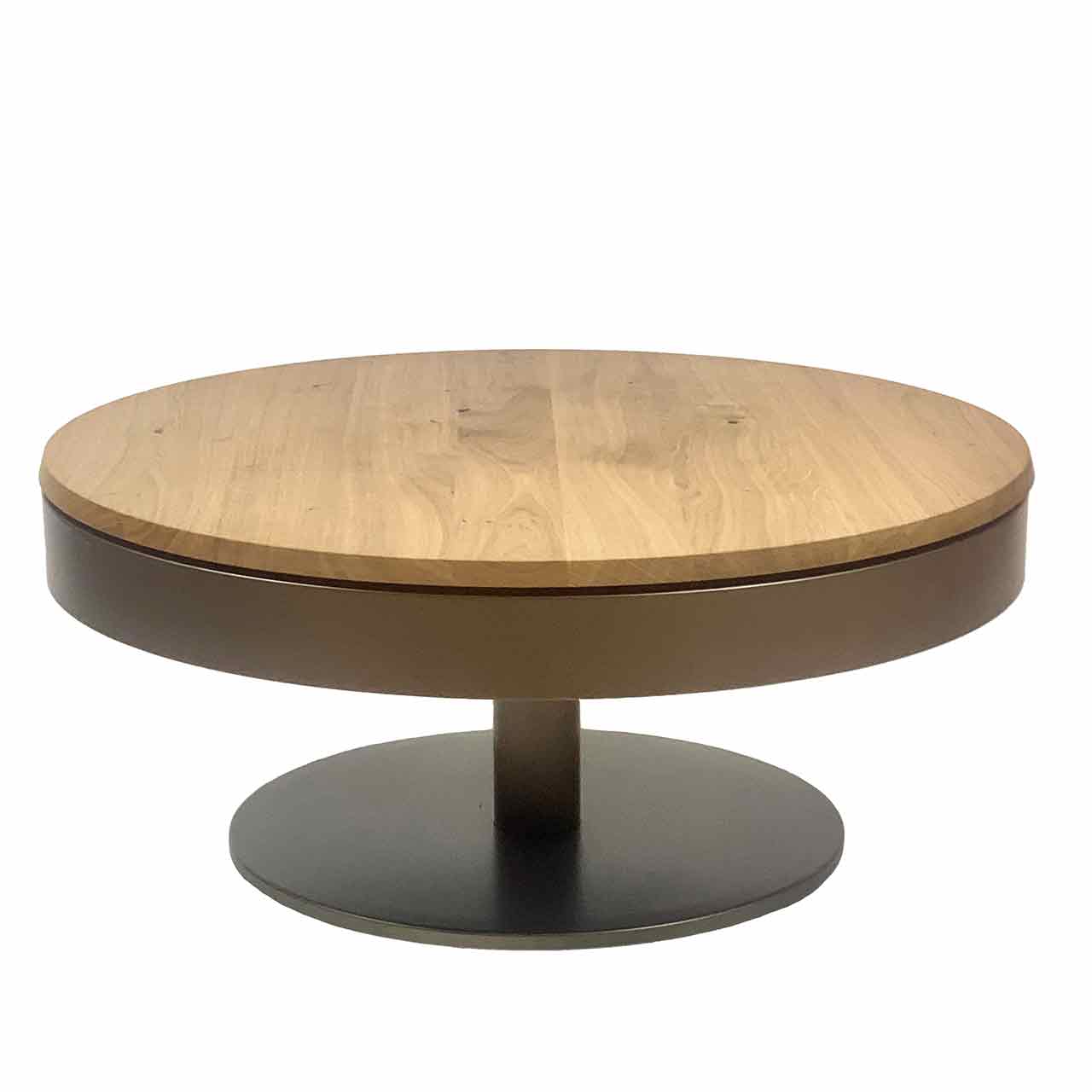 Ronald Schmitt – Couchtisch Alice K470 | Tischplatte Asteiche fein, Korpus Bronze Stauraum-Couchtisch mit runder Platte aus hellem Holz auf rundem bronzefarbigem Korpus. Bodenplatte ist rund und bronzefarbig.