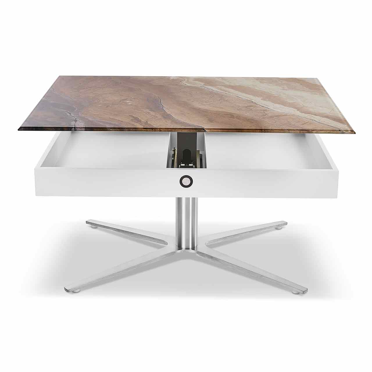 Ronald Schmitt – Couchtisch Sesam K 585 | Tischplatte Illusion Stone, Sternfuß Edelstahloptik, geöffnet Stauraum-Couchtisch mit geöffneter Platte aus gemaserter Keramik auf weißem Korpus mit Knopf an der Seite. Sternförmiges Edelstahl-Gestell.