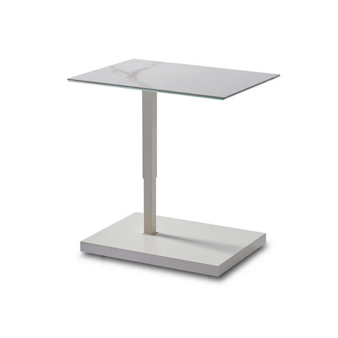 Ronald Schmitt – Beistelltisch Kolo K 729 - oben | Tischplatte Keramik Calacatta, Sockel MDF weiß Beistelltisch mit rechteckiger Tischplatte aus heller Keramik auf weißem Sockel. Tisch ist hochgefahren.