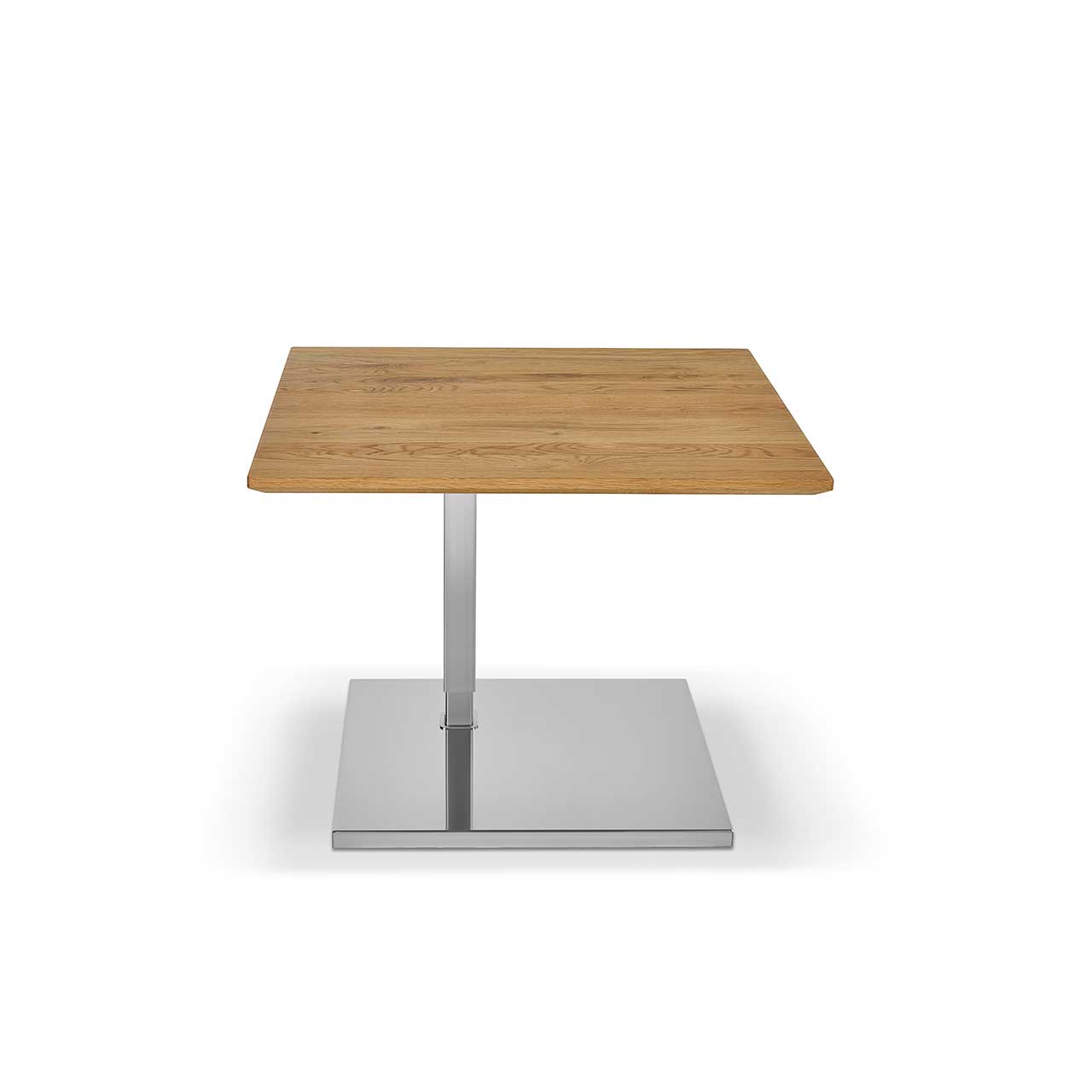 Beistelltisch mit quadratischer Tischplatte aus hellem Holz auf eckiger Bodenplatte aus Edelstahl. Tisch ist runtergefahren.