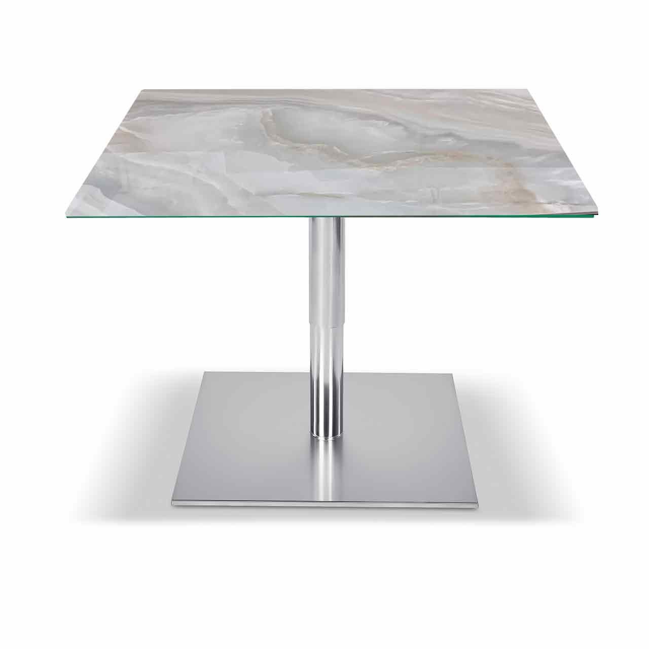 Ronald Schmitt – Couchtisch Sokrates K 570 | Tischplatte Keramik Diamond, oben Couchtisch mit eckiger Tischplatte aus heller gemaserter Keramik auf eckiger Bodenplatte aus Edelstahl. Tisch hochgefahren.