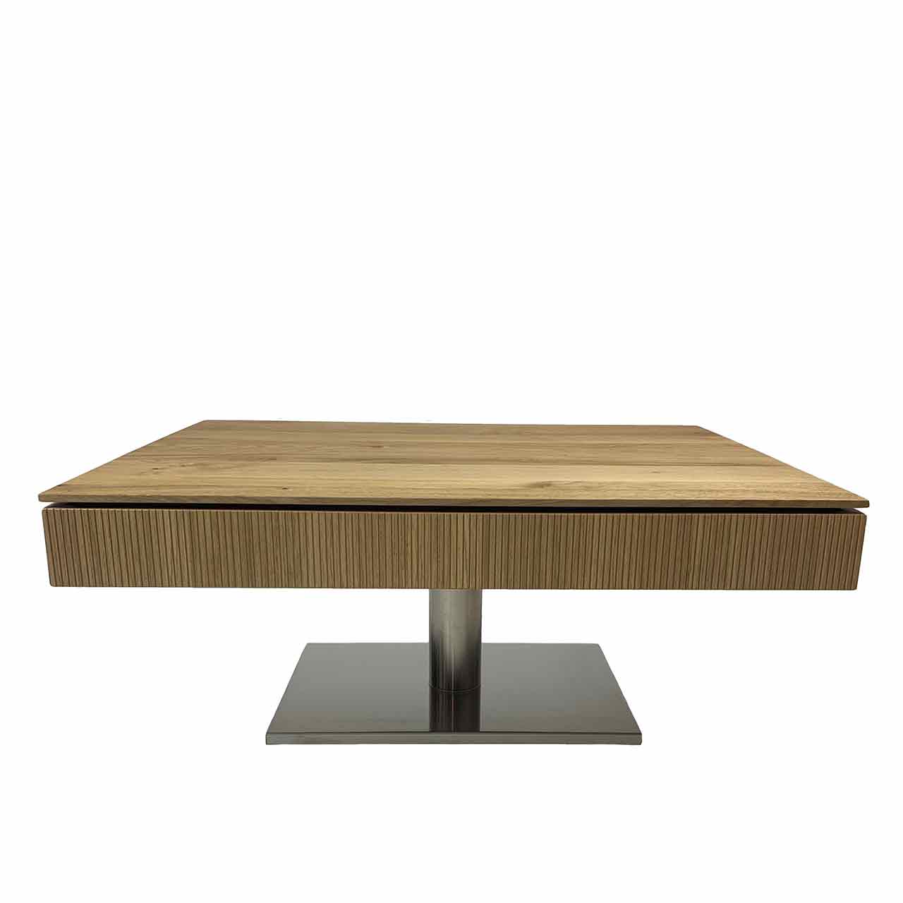 Ronald Schmitt – Couchtisch Lignum Profil K 472 rechteckig | Tischplatte Eiche geschlossen Stauraum-Couchtisch aus hellem Holz auf Edelstahl-Sockel. Tischplatte geschlossen. Die Seiten des Korpus sind gerillt.