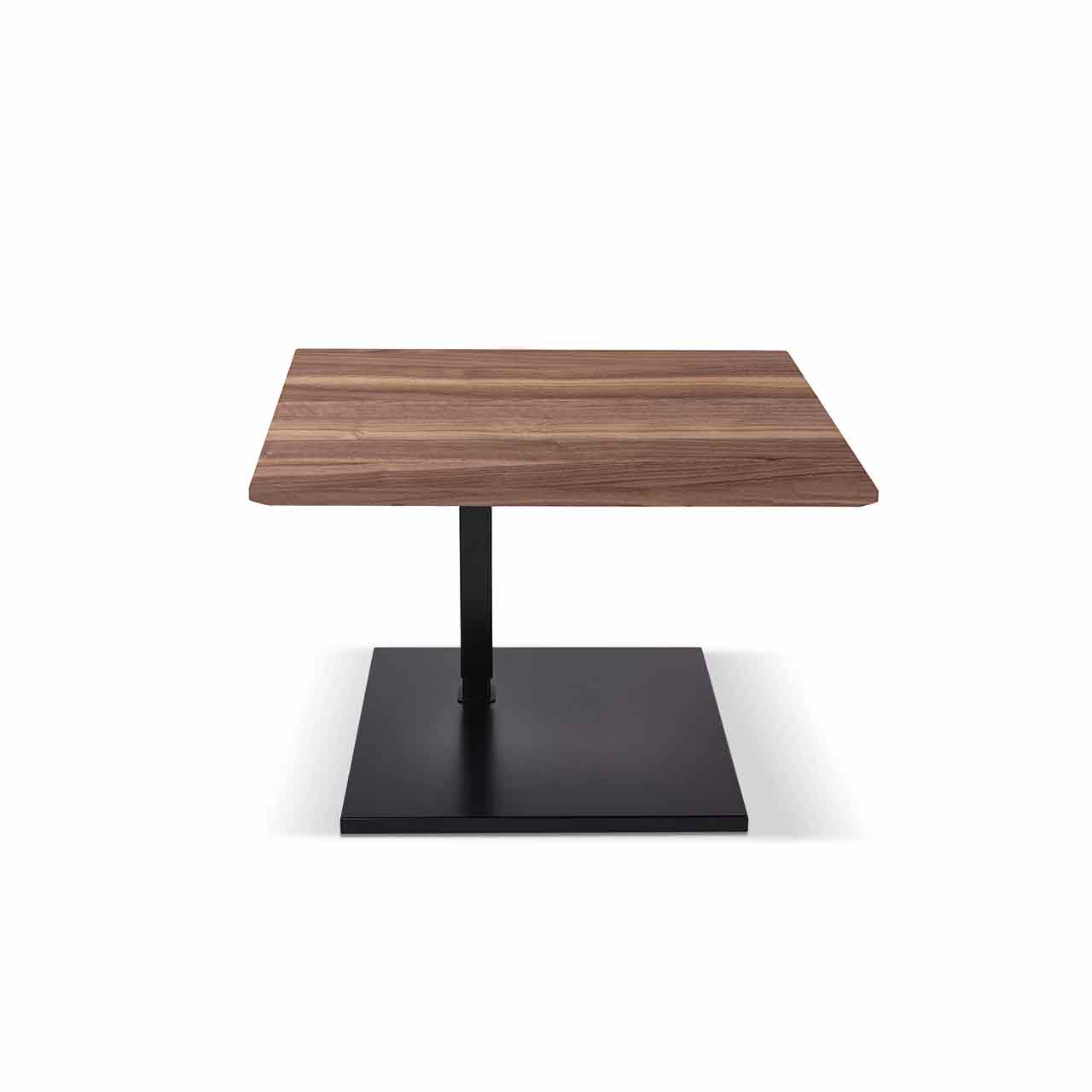 Beistelltisch mit quadratischer Tischplatte aus dunklem Holz auf eckiger schwarzer Bodenplatte. Tisch ist runtergefahren.
