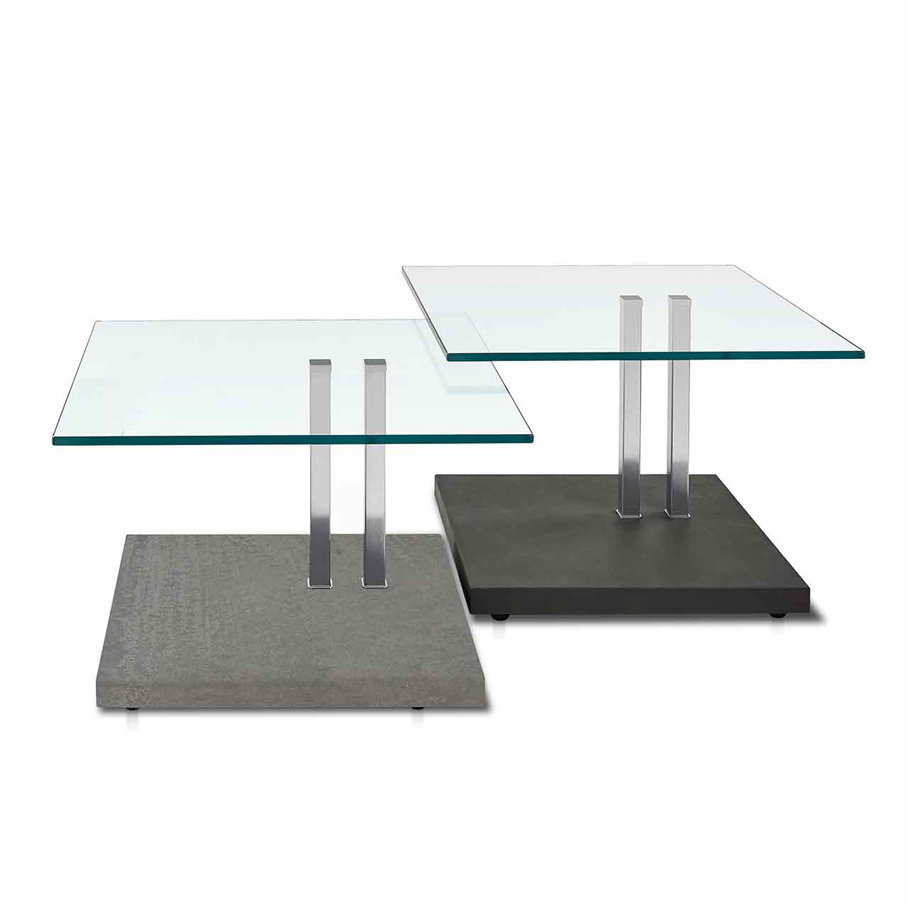 Ronald Schmitt - Beistelltisch K 925 Zweisatz Tischplatte Floatglas, Sockel MDF Betonoptik Light & Dark Zwei Beistelltische mit Glastischplatte und doppelter Säule in zwei Höhen. Der linke Tisch hat einen hellgrauen, der rechte einen dunkelgrauen Sockel.