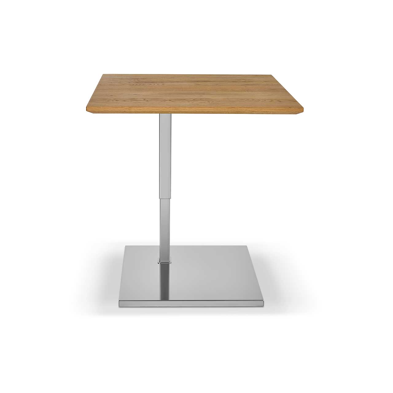 Ronald Schmitt – Beistelltisch Kolo K 726 - oben | Tischplatte Wildeiche Natur, Sockel Edelstahl geschliffen Beistelltisch mit quadratischer Tischplatte aus hellem Holz auf eckiger Bodenplatte aus Edelstahl. Tisch ist hochgefahren.
